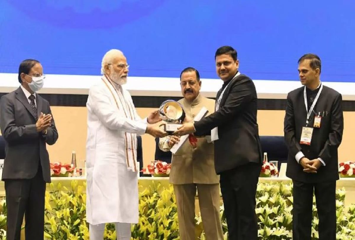 Lucknow: PM gave excellence award to three district magistrates, DMs of Siddharthnagar, Mathura and Varanasi honored