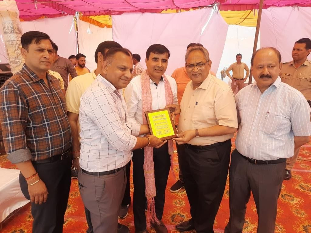 Health checkup of 400 workers in the camp