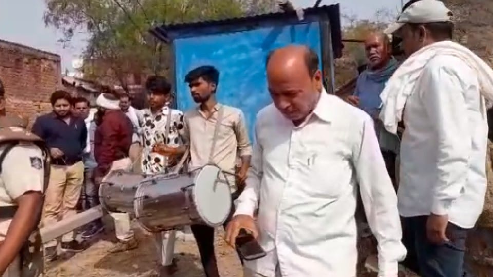 Bulldozers continued, drums kept ringing: Action on illegal property worth 15 lakhs made in Chhatarpur, drums in joy