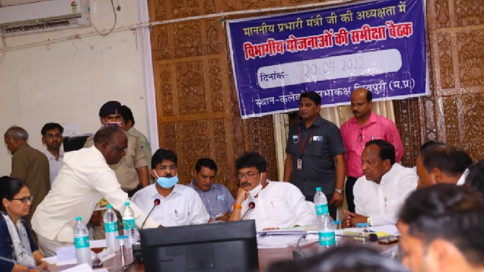 Shivpuri: Villagers troubled by the bullies lying in front of the minister's car, said- I will commit suicide here