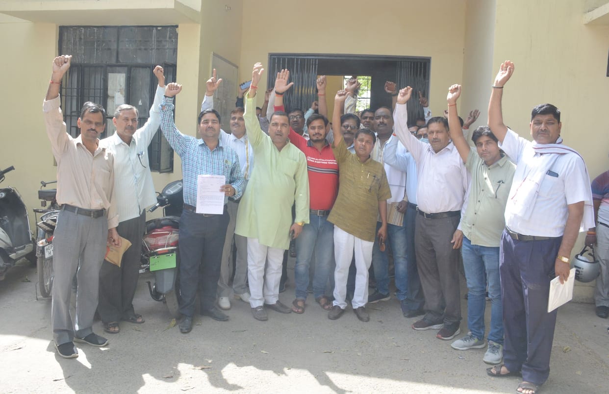 Demonstration of teachers of private schools at DIOS office