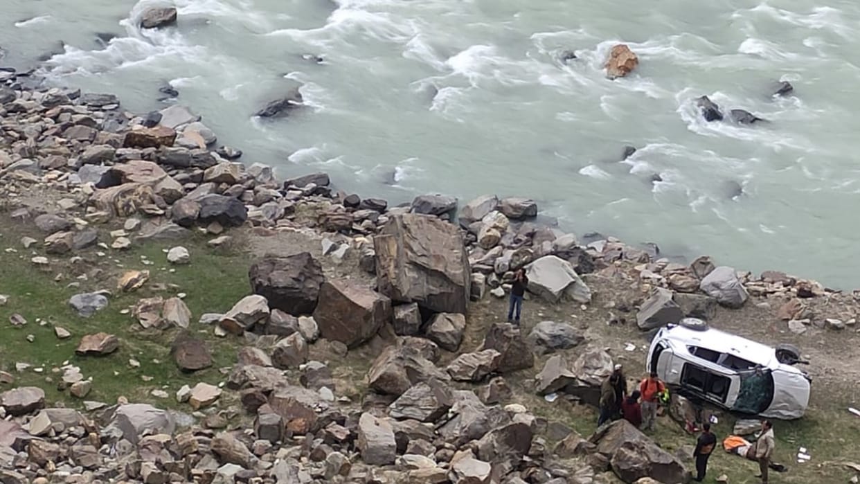 foreign tourist killed two injured  in car accident near sissu lahaul spiti
