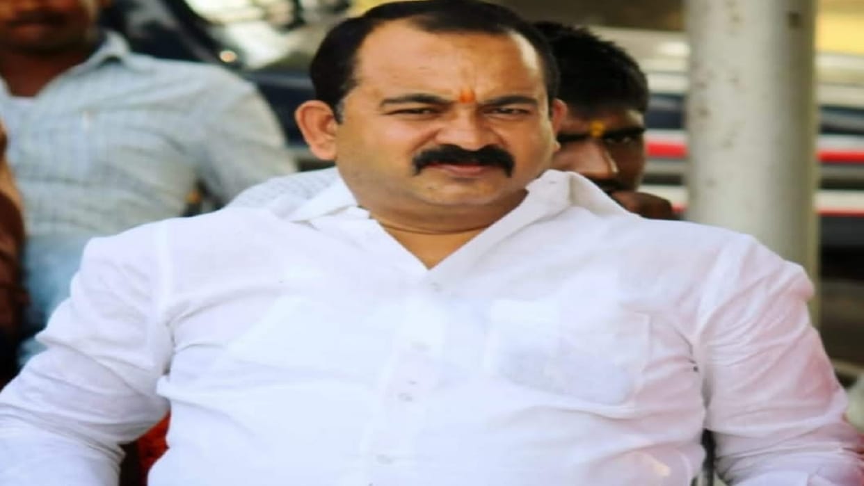 BJP leader Aditya Narayan Mishra died in a road accident, Mahant Narendra Giri wrote the name in the suicide note