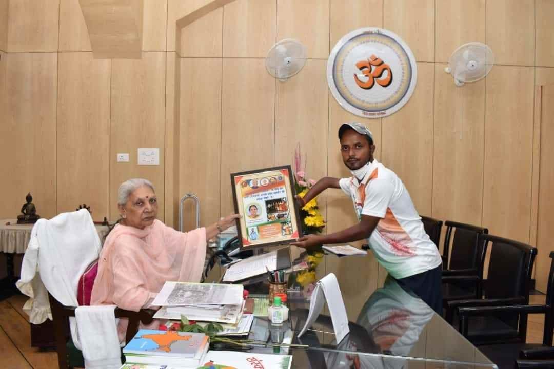 a handicaped cricketer met to governer