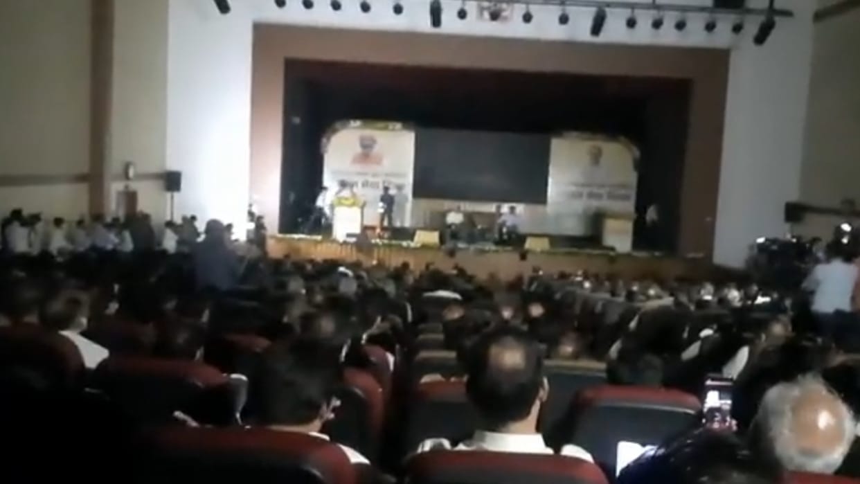 Power failure in MP: Power stopped during CM Shivraj's address in the program of bureaucrats, said coal crisis right now