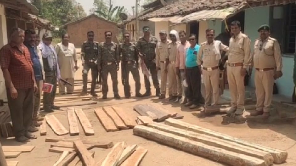 Balaghat: Police constable was smuggling teak, forest department arrested along with two associates