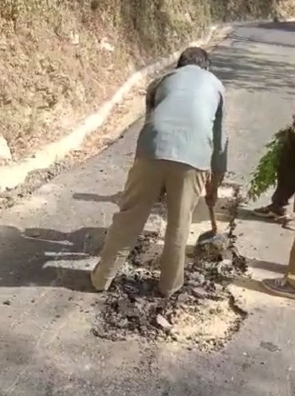 tarring of Sarnota-Jamni road was uprooted in two days