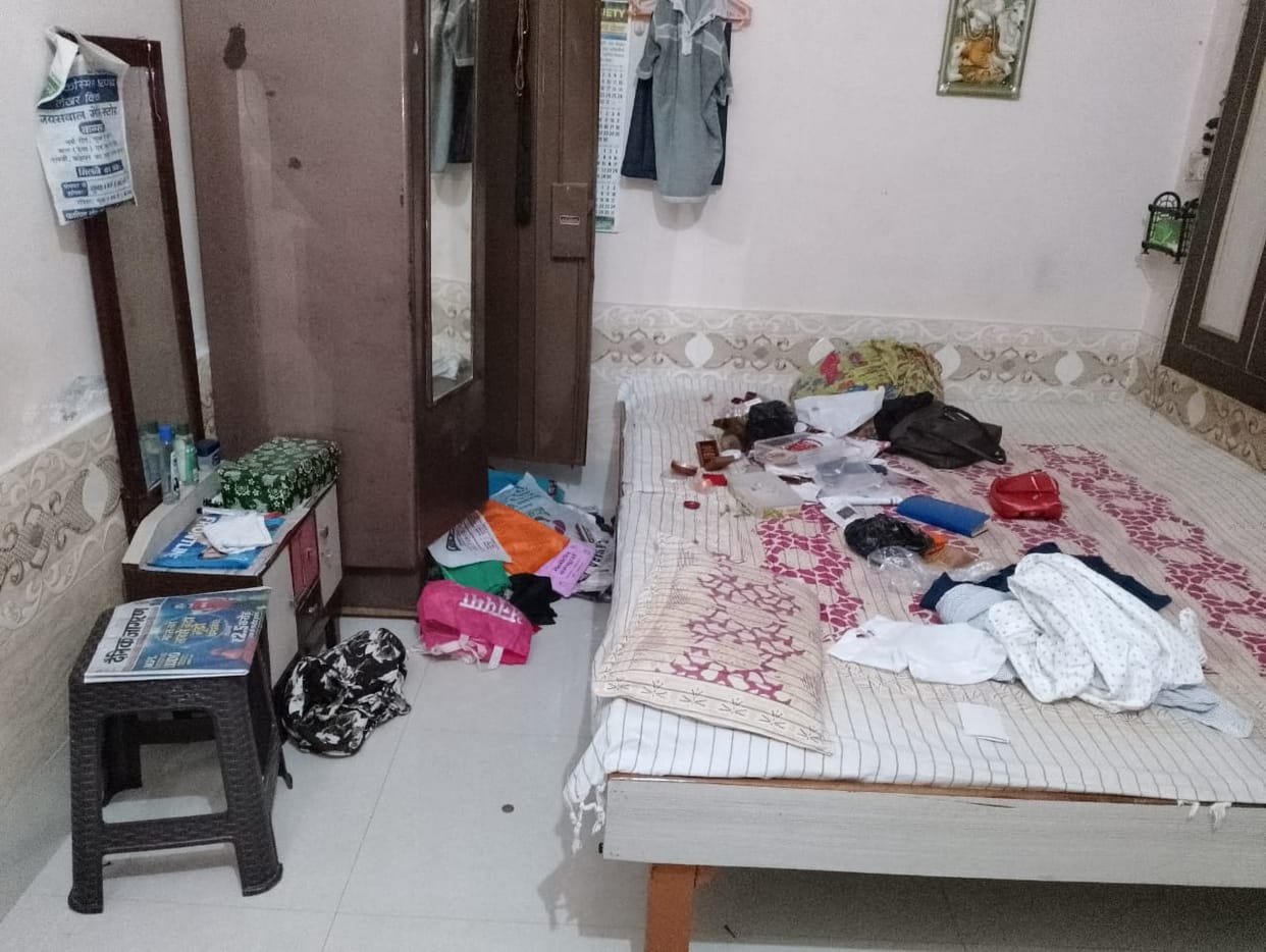 Theft of more than eight lakhs in the house of the lawyer who went to attend the marriage