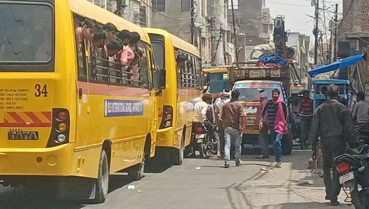Hathras: Tempo clashed with school bus, children upset due to jam