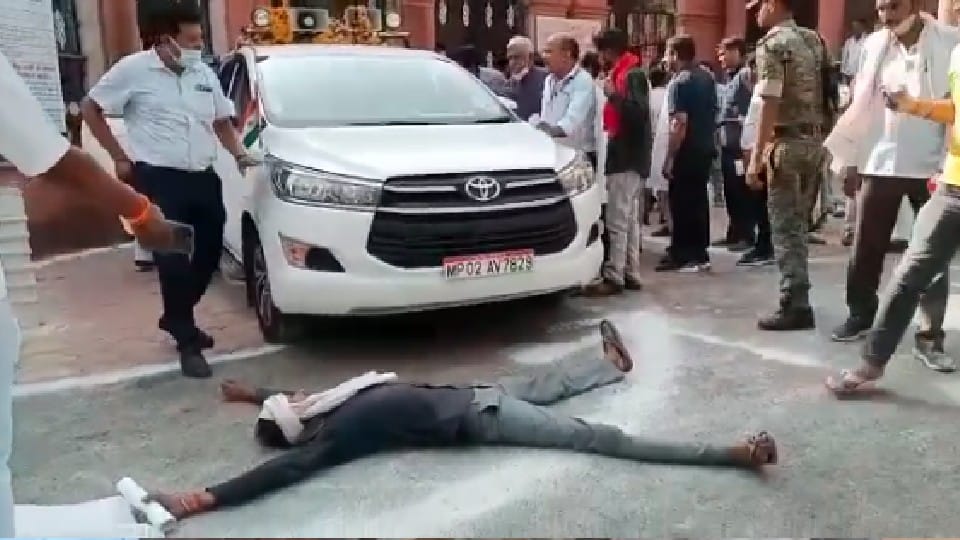 Shivpuri: Villagers troubled by the bullies lying in front of the minister's car, said- I will commit suicide here