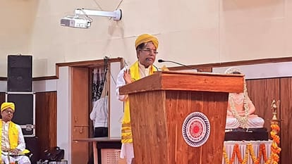 दीक्षांत समारोह में केंद्रीय मंत्री सुभाष सरकार
