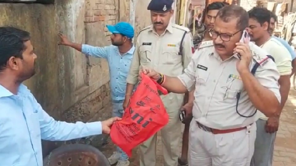Shivpuri: The miscreants took away the bag full of notes by dodging the car driver, the incident was captured in CCTV