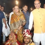 नव विवाहित जोड़ों को आशीर्वाद देते सीएम।