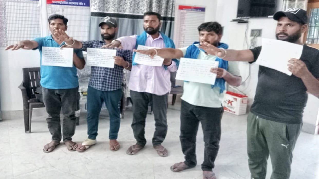 Five people involved in illegal liquor business surrender in Shahjahanpur