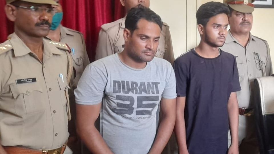 Two smugglers arrested with 700 cartridges at Tundla railway station in firozabad