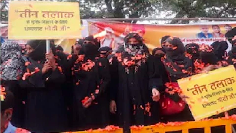 Amit Shah's Bhopal visit: Amit Shah's roadshow, Muslim sisters, Kashmiri Pandits showered flowers