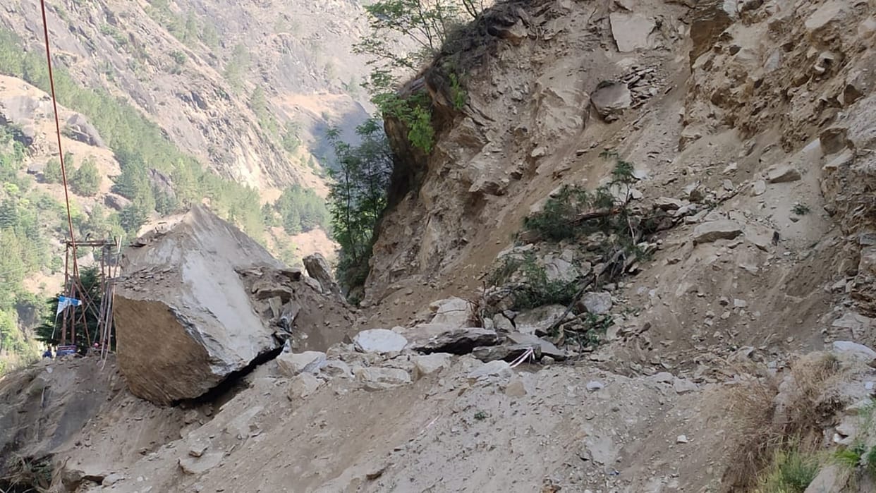 Heavy boulders fell on Badrinath Highway, All-weather road, movement remained closed for six hours