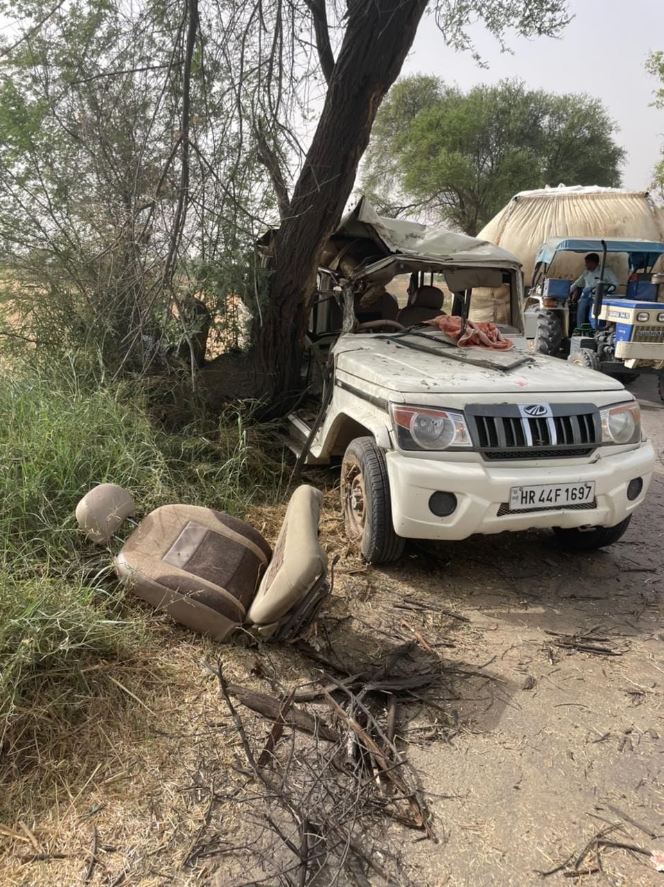 While going to the niece's wedding, Bolero collided with a tree uncontrollably, one person died, seven were injured