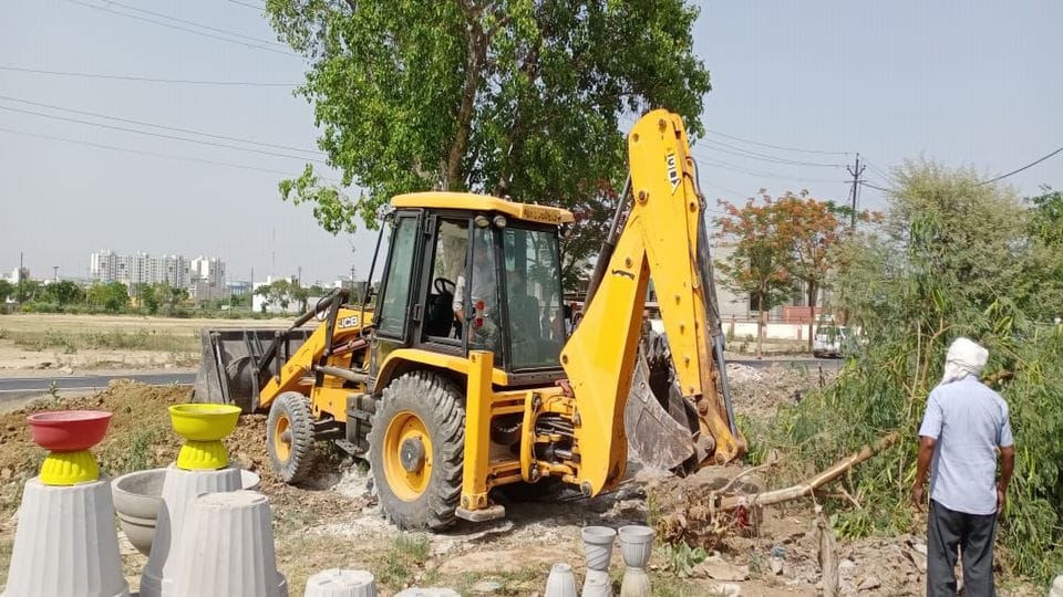 Agra Development Authority removed the encroachment on the road by bulldozer
