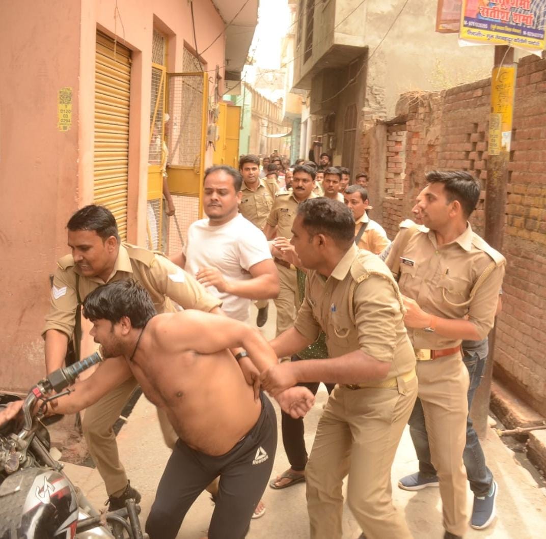 The young man entered the house of another community naked, beaten up by the mob