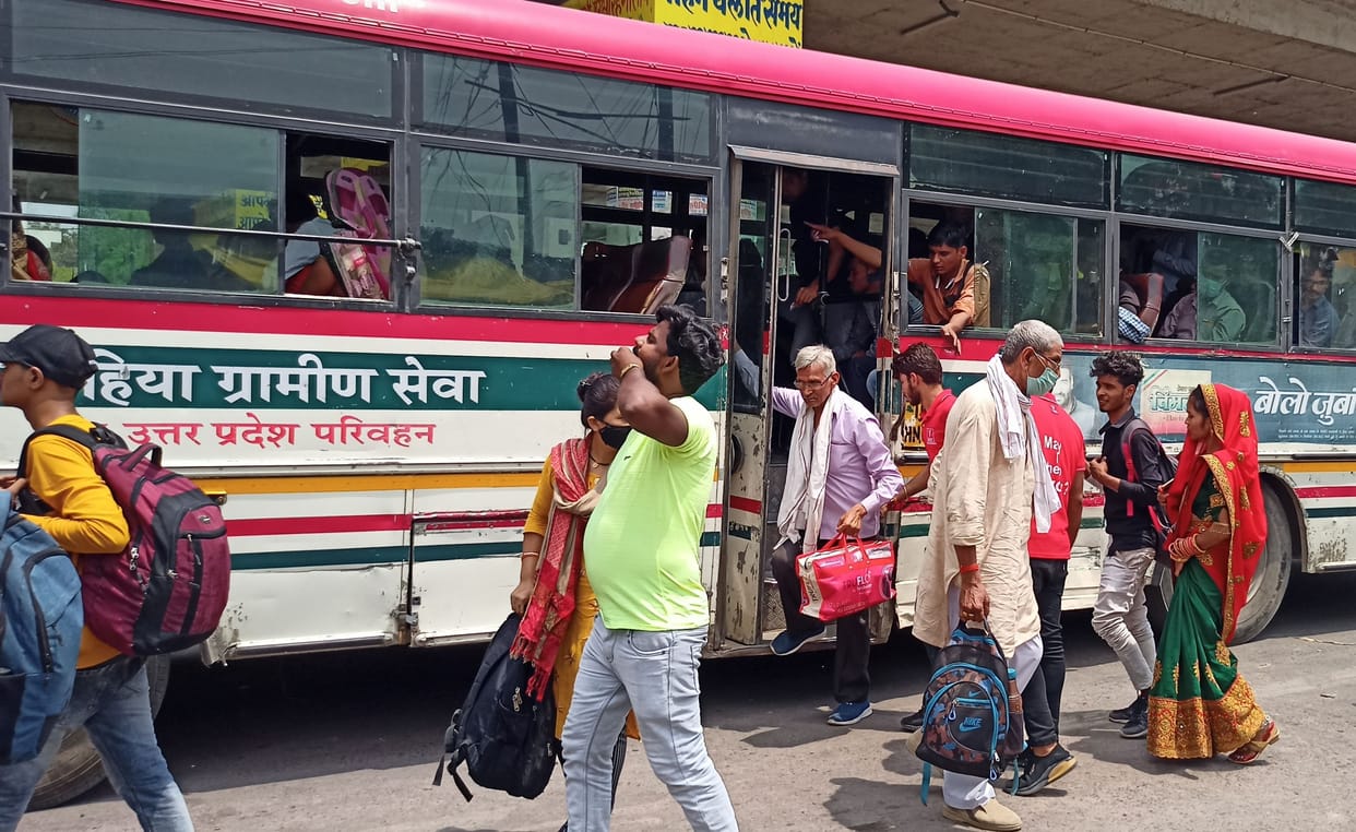 Buses taking off passengers on the highway, increased trouble