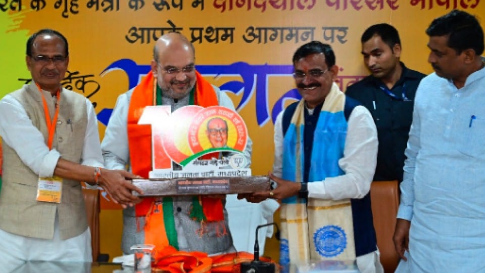 Amit Shah's Bhopal visit: Amit Shah's roadshow, Muslim sisters, Kashmiri Pandits showered flowers