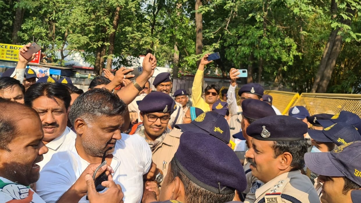 Bhopal Congress demonstration: Police stopped Congressmen who came out to submit memorandum to Amit Shah from PCC