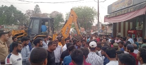 Administration's bulldozer on encroachment, wide roads were seen