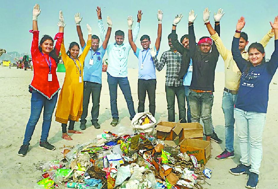 Earth Day 2022 these people of varanasi Serving environment doing campaigns to preserve old trees