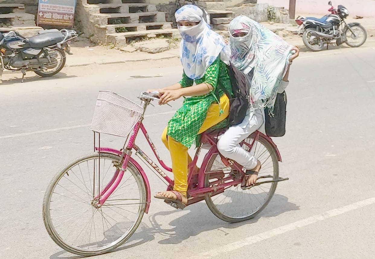 purava havaon se badhee umas, ludhka paara