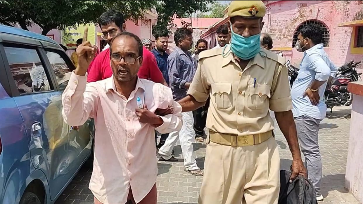 two middlemen caught in Gorakhpur