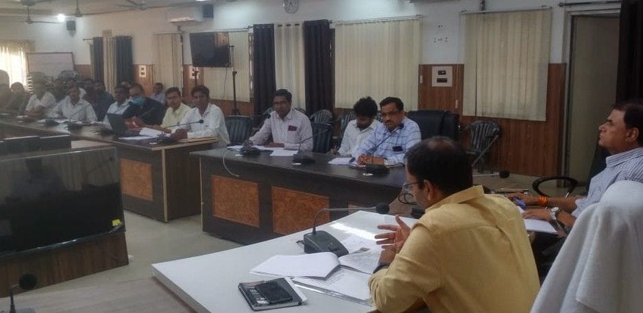 Hathras: After training, the progress of employment is poor, DM angry