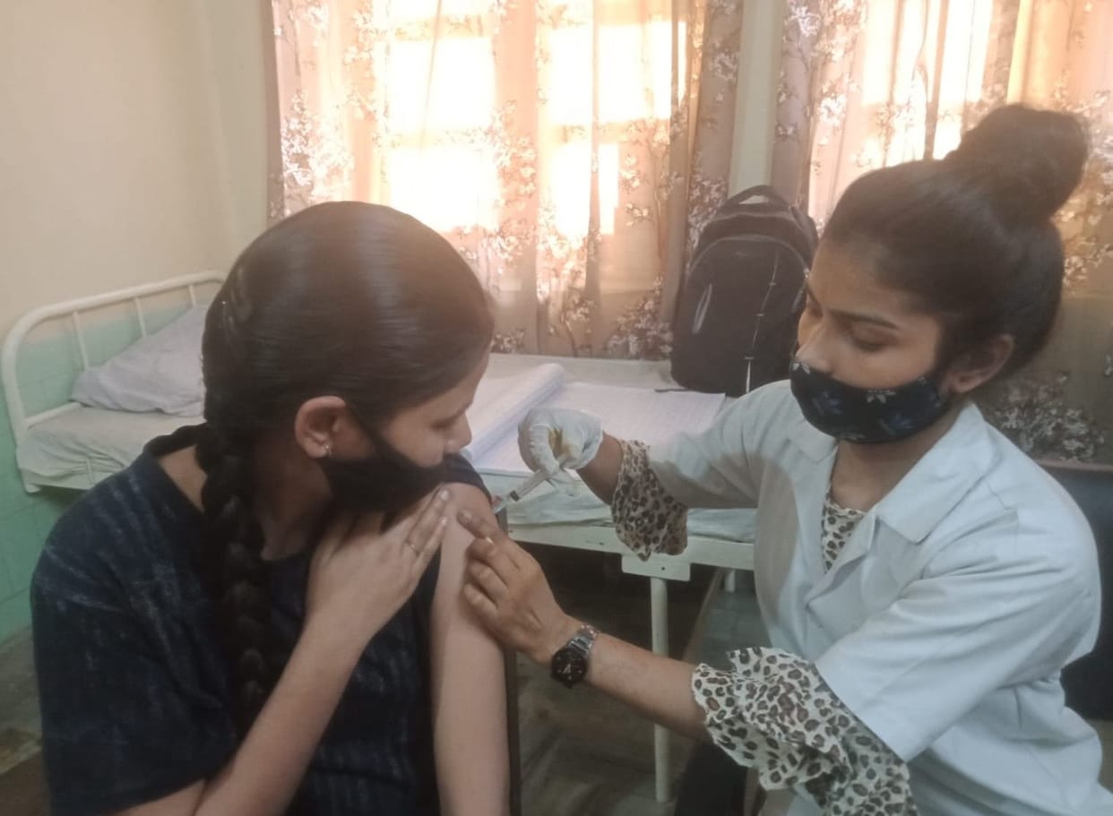 Hathras: After getting vaccinated itself, others are motivating children too