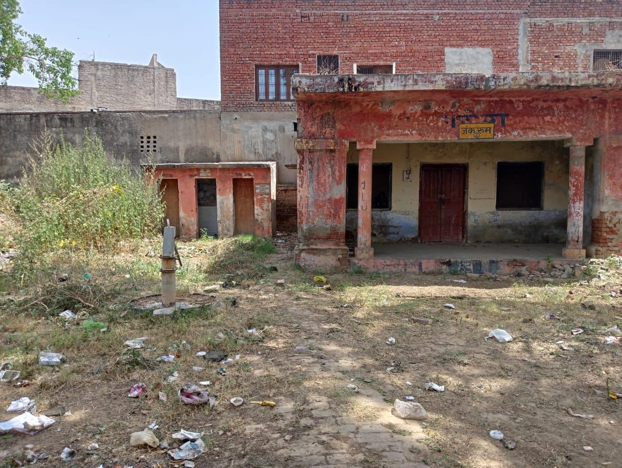 Hathras: Leave the treatment-medicine, not even water for the patients to drink