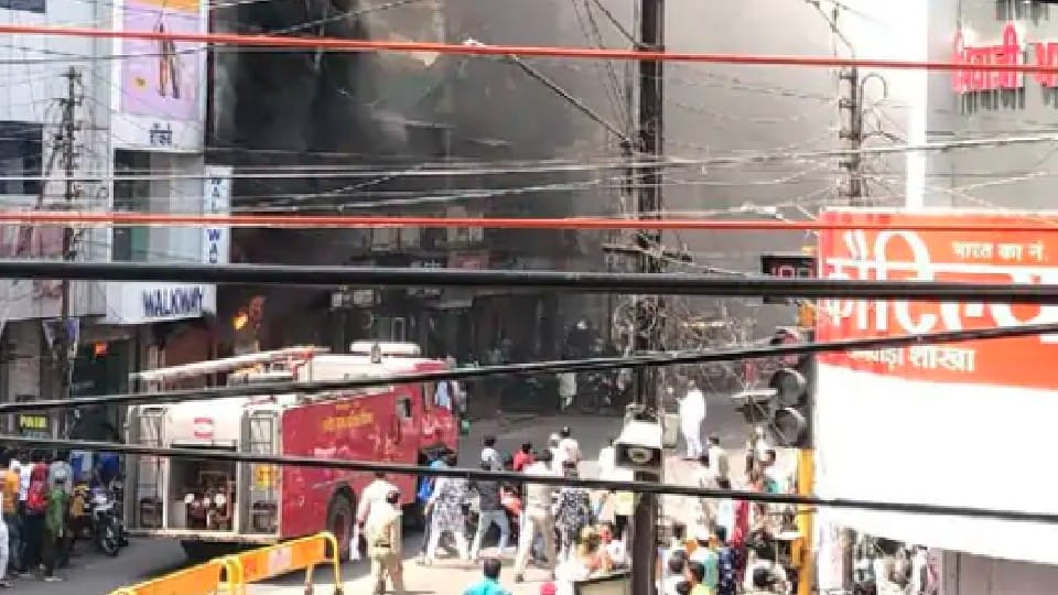 Indore: Fire broke out in front of Bata showroom in Rajwada, chaos ensued, fire brigade team handled the situation