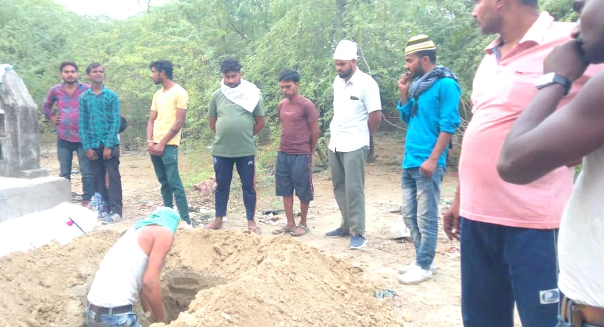 Muslim neighbors gave shoulder to orphan Hindu, set an example of communal harmony