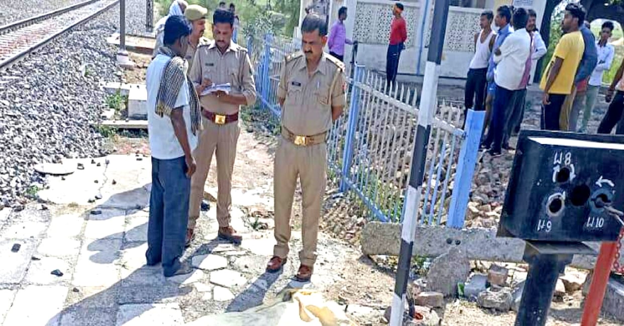 Retired  fourth class employee commits suicide in Jalaun