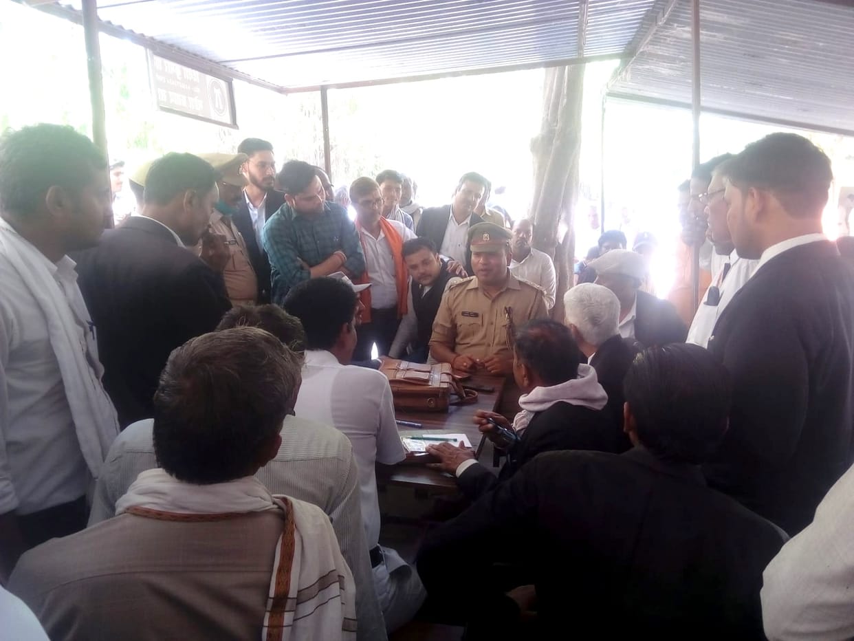 Lawyers and policemen clash in Hamirpur, Uproar to catch the accused of gangster act