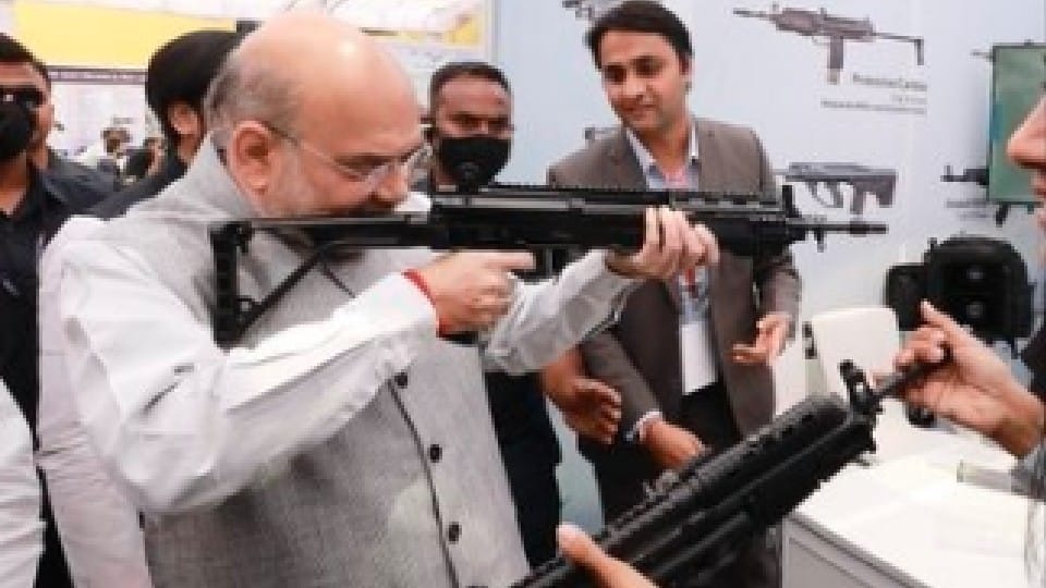 Amit Shah's Bhopal visit: Amit Shah's roadshow, Muslim sisters, Kashmiri Pandits showered flowers