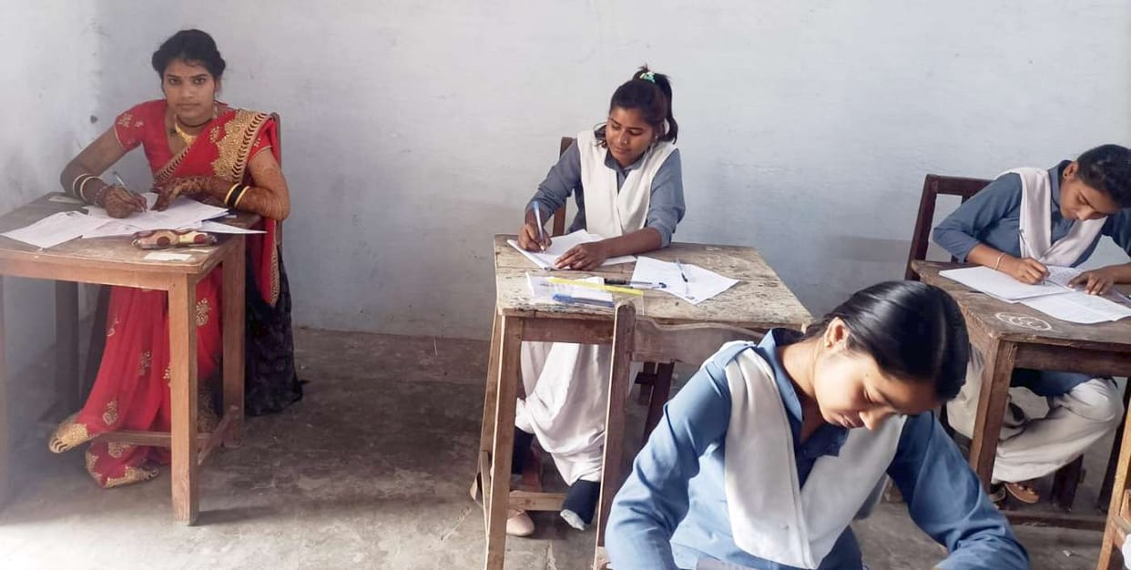 The bride reached the college to take the exam before farewell, the procession stayed