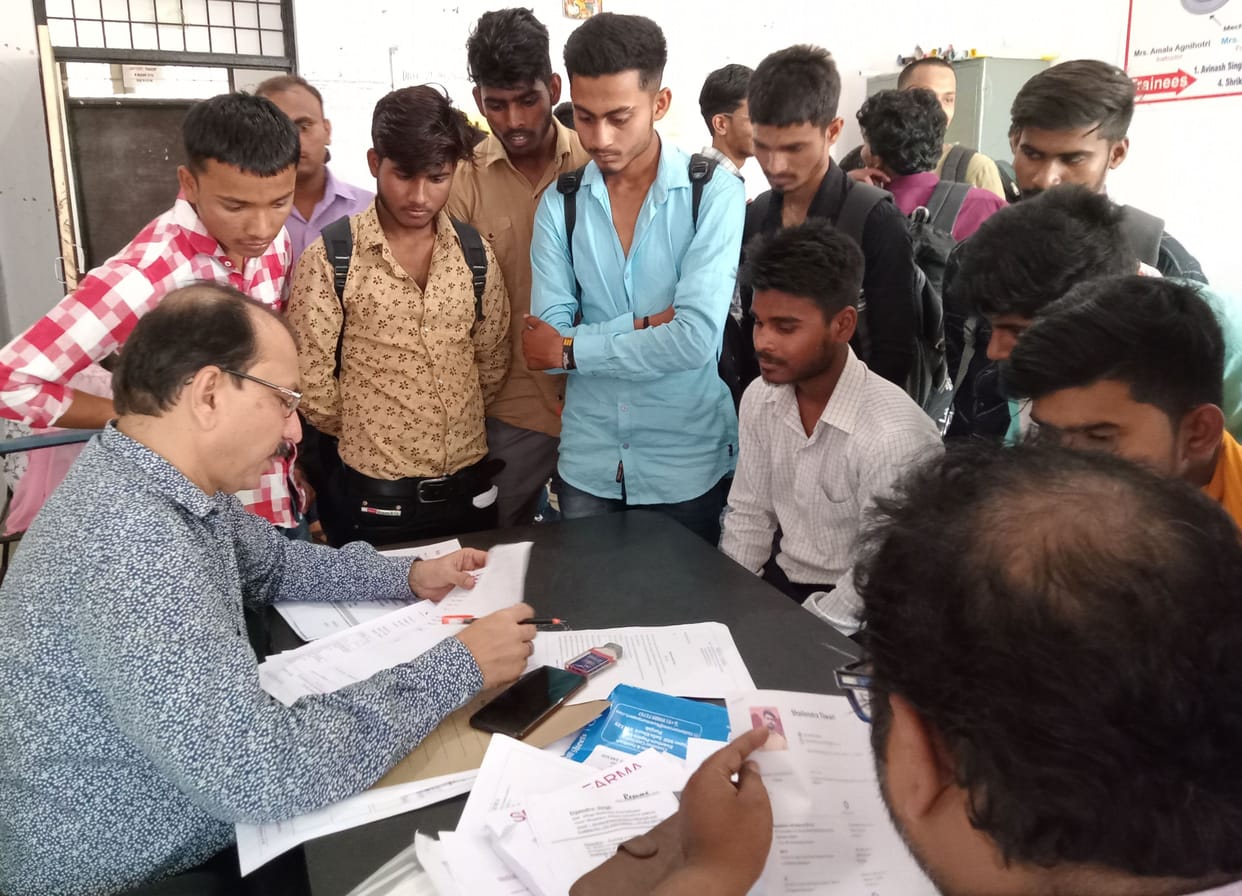 Kanpur dehat : Employment and apprenticeship fair held in Akbarpur ITI, students returned after hearing five thousand salary