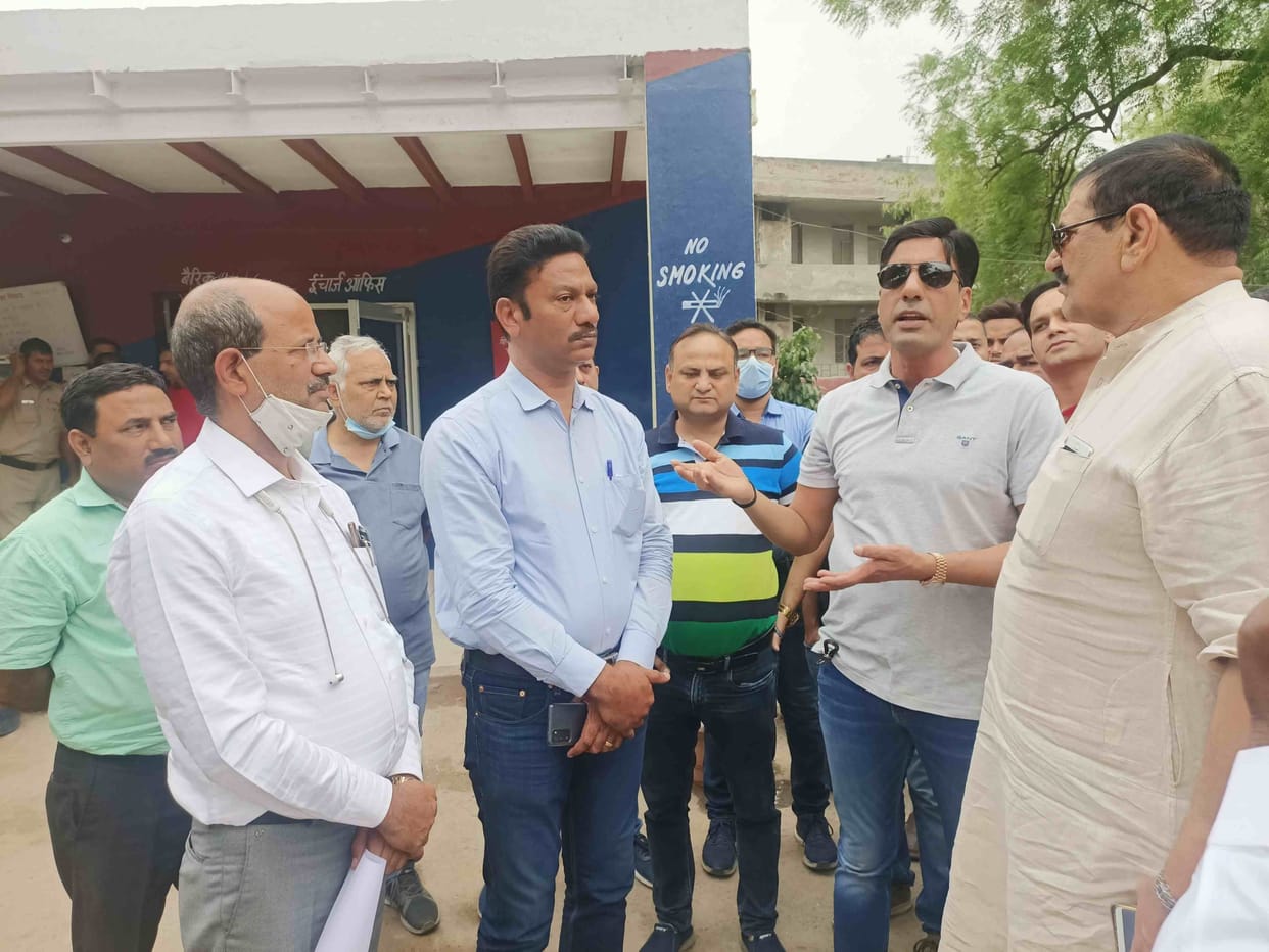 Entrepreneurs demonstrated in the outpost against police action