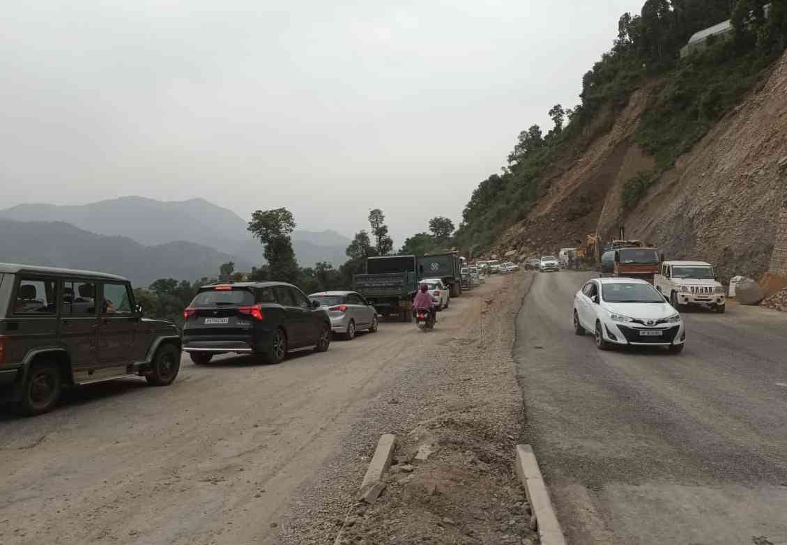 Land slide on Kalka-Shimla NH near Mansaar stops traffic for half an hour
