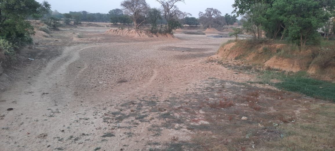 Mathura: Temperature reaches 44, half of 2200 ponds dry