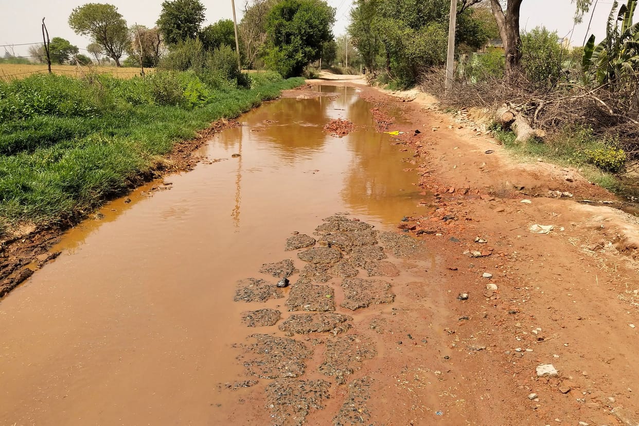 Mathura: Anger among the villagers over the condition of the road, the movement started