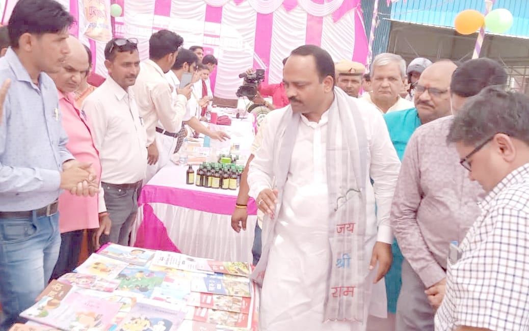 Crowd gathered in health fair, people got treatment