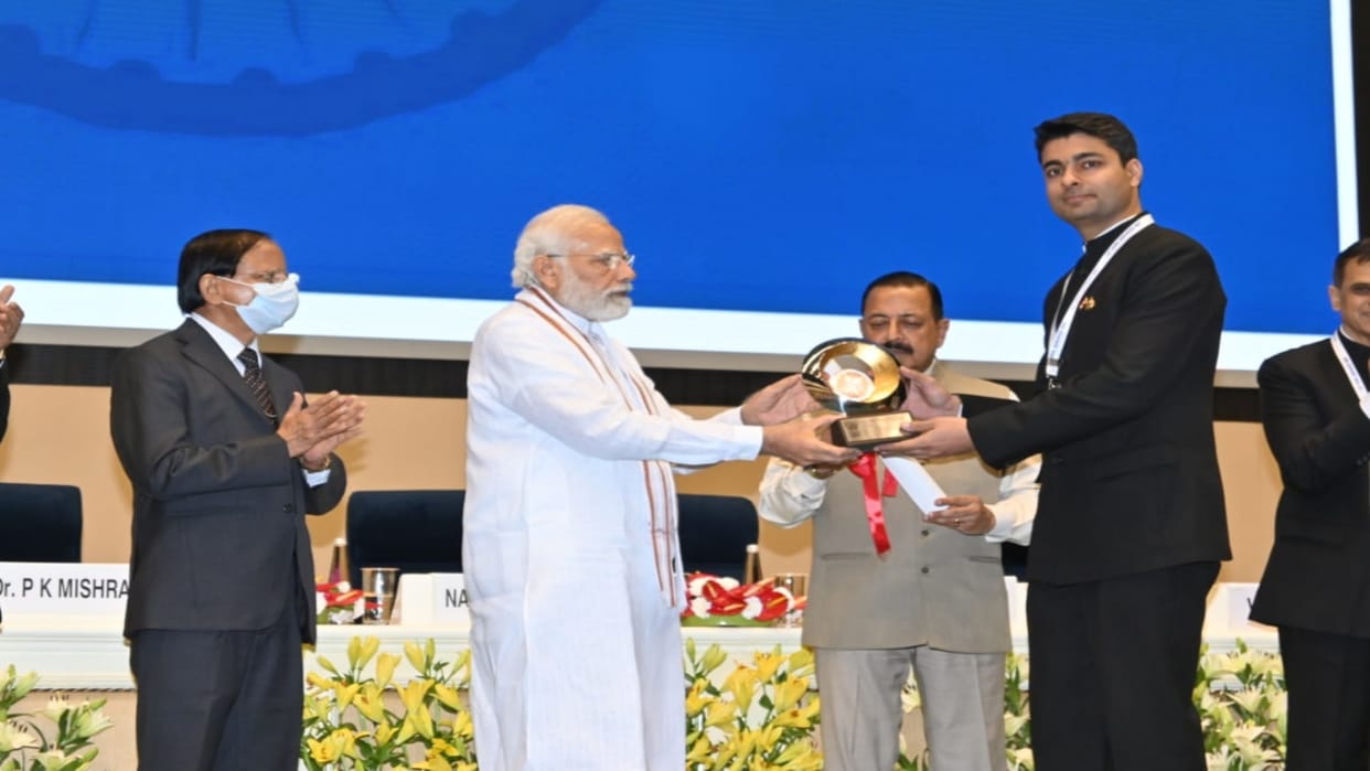 PM Narendra Modi honored Churu District Collector Siddharth Sihag at 15th Civil Service Day celebrations