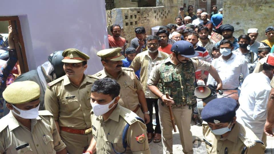 police seized property of bookie Arif under gangster act in agra