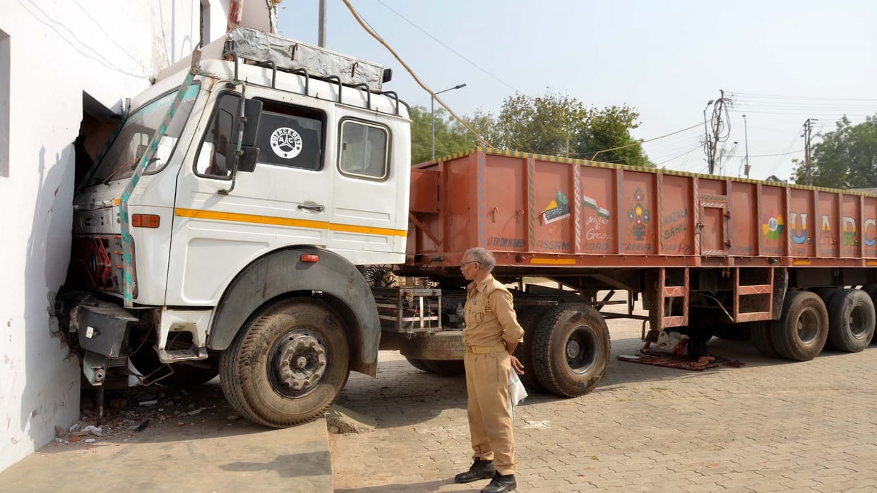 Unbalanced truck broke into the lawyer's house breaking the wall, student injured