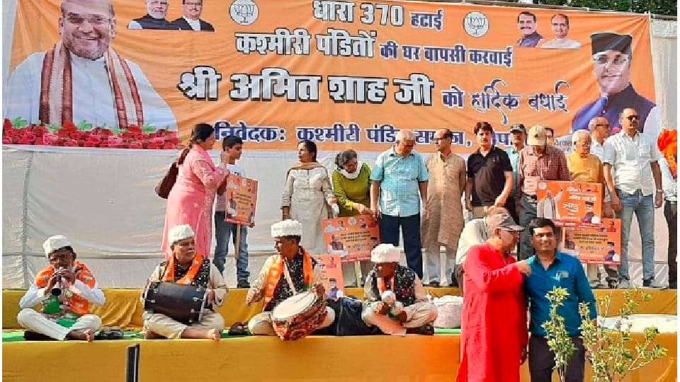 Amit Shah's Bhopal visit: Amit Shah's roadshow, Muslim sisters, Kashmiri Pandits showered flowers
